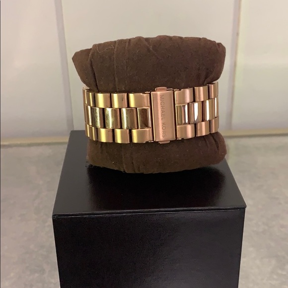 Michael Kors Large Face Rose Gold Runway Watch - Picture 3 of 3